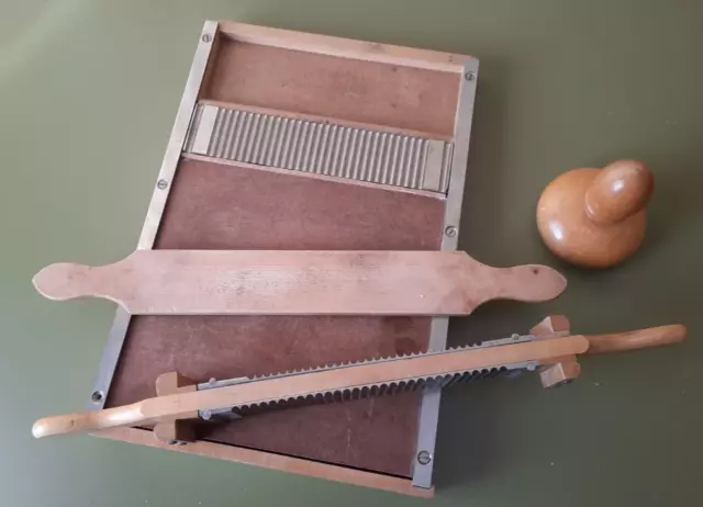 altes Pillenbrett mit Zubehör (5 teilig) aus Apotheke für 2 Größen von Pillen