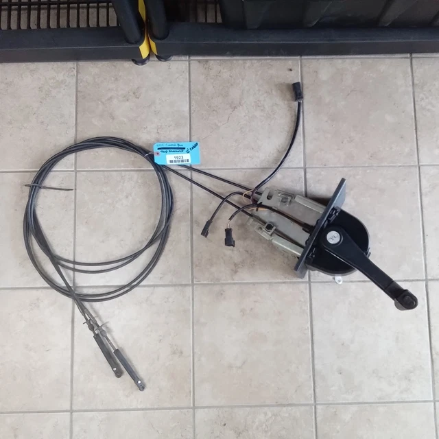 Omc Control Top Helm Mount With Key 12' Cables