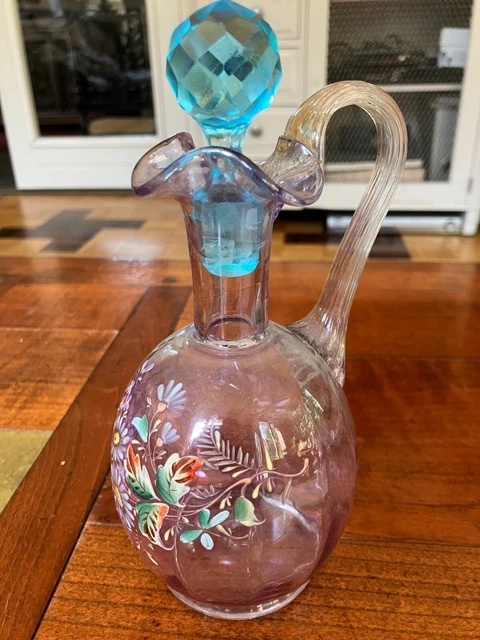 Petite carafe en verre soufflé décor floral émaillé
