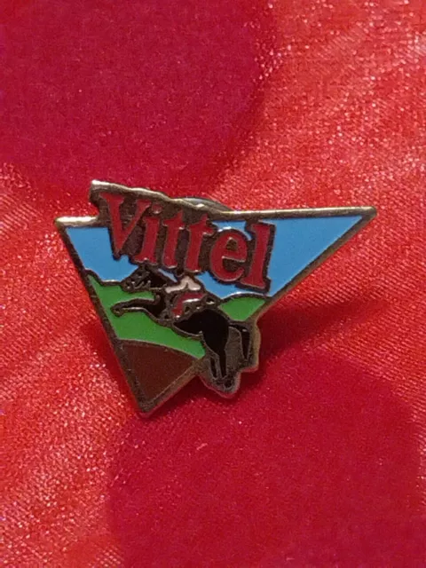 Pins Pin's Lapel Pin Badge Collection Vintage Boisson Logo Vittel