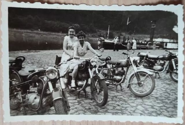 Motorrad Oldtimer Maschine Dame Frau Mädchen Jugend Kleid Maid 9x6Original Foto2