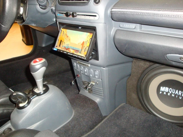 Double din clearance security faceplate