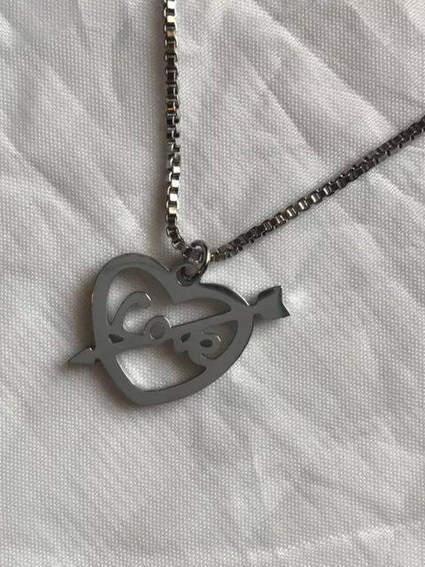 Collier Pendentif Petit Cœur Ecriture Love Flèche Amour Bijou Argenté Fantaisie