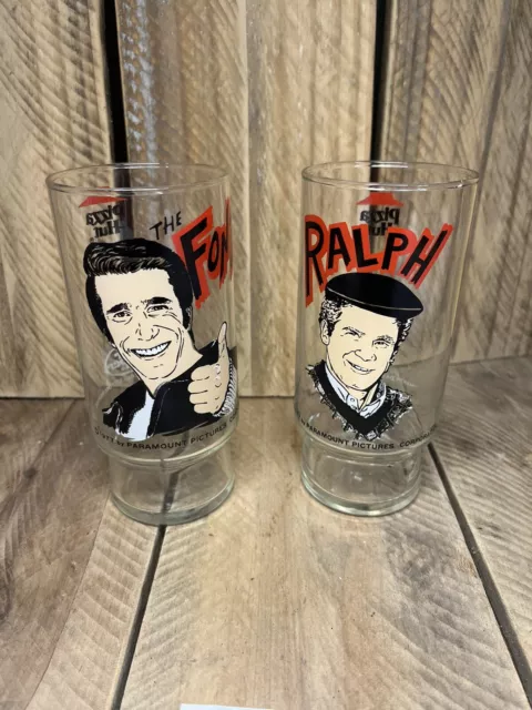 1977 THE FONZ & Ralph COLLECTABLE GLASS - Pizza Hut Paramount Pictures   6" X 3"