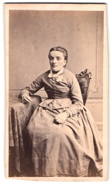 Fotografie J. Niggl, Altötting, junge Dame mit Hochsteckfrisur und Kragenbrosch
