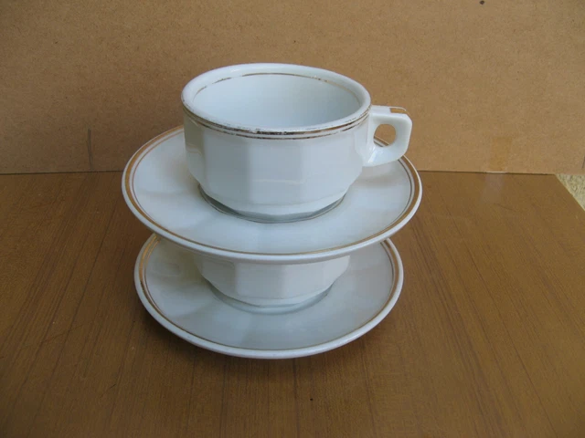 2  anciennes grandes tasses de bistrot  chocolat /thé . Porcelaine de Chauvigny.